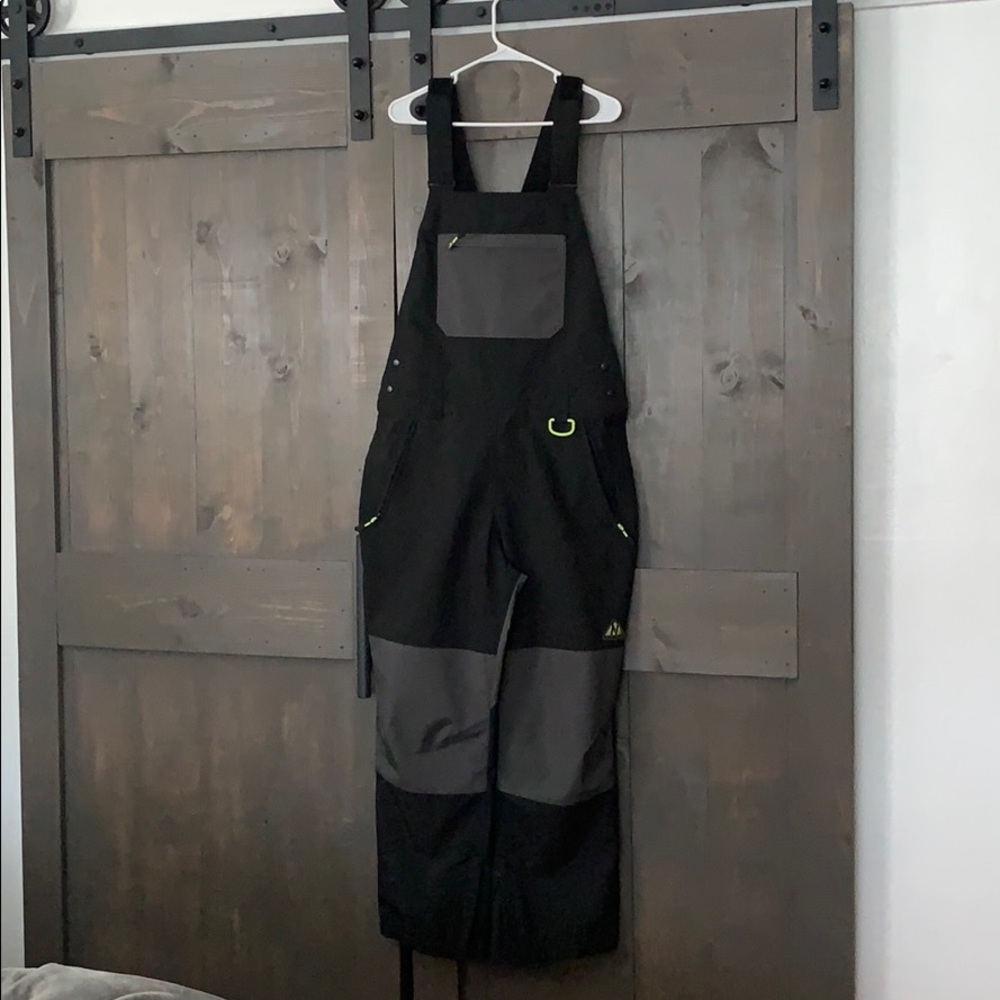 Neff Highland Snow Bib- Medium NWOT